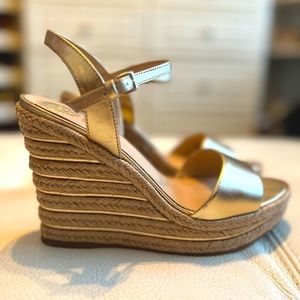 🔥VINCE CAMUTO🔥 Size 7 Gold Metallic leather and rope wedge